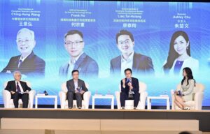 圖五中華電信研究院副院長王景弘(左一起)、鴻海科技集團亞灣超算營運長何宗憲及經濟發