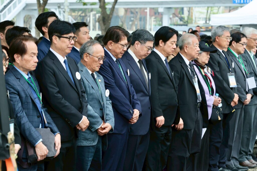 圖說1：紀念儀式一開始，眾人向二二八英靈致敬。