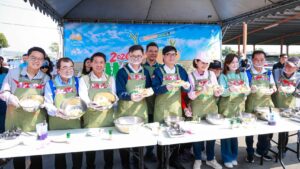 圖說2-市長陳其邁與多位貴賓共同為2026林園洋蔥節活動揭幕，親手製作涼拌洋蔥、下田體驗「ㄎㄠ洋蔥」樂趣，邀請大家多多支持林園美味洋蔥。