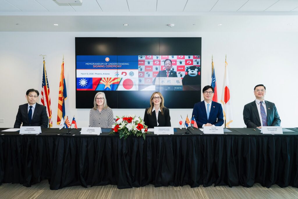 圖說2：台美日跨海連線！高雄市長陳其邁與亞利桑那州長Katie_Hobbs、熊本縣知事木村敬簽署三方合作備忘錄。