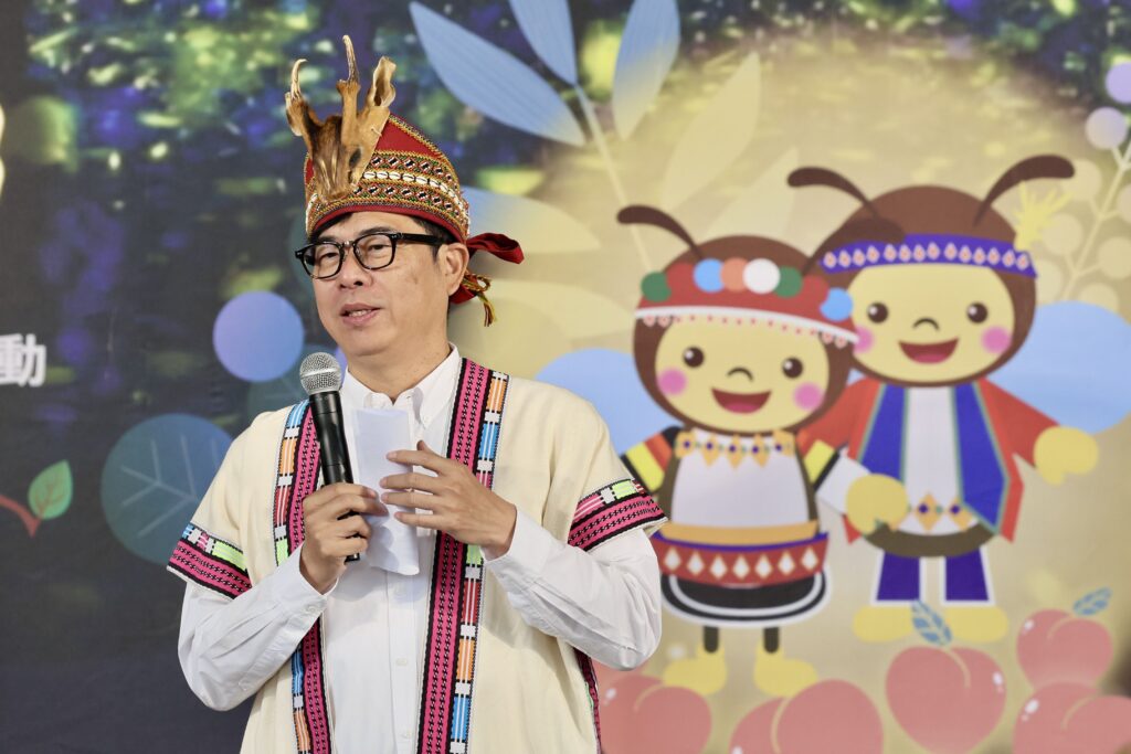 圖說3：陳其邁出席推廣活動，鼓勵民眾體驗人生必去的那瑪夏賞螢季，感受彷彿神仙般的幻境。