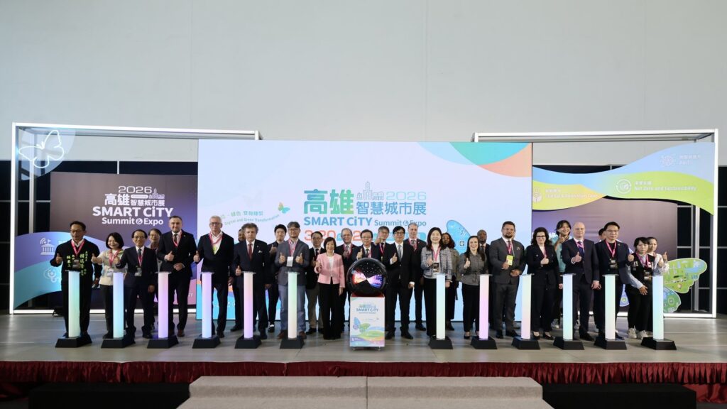 圖說二：市長陳其邁（前排右八起）、台灣智慧城市產業聯盟會長胡書賓、經濟部政務次長江文若等人，20日共同為高雄智慧城市展揭幕