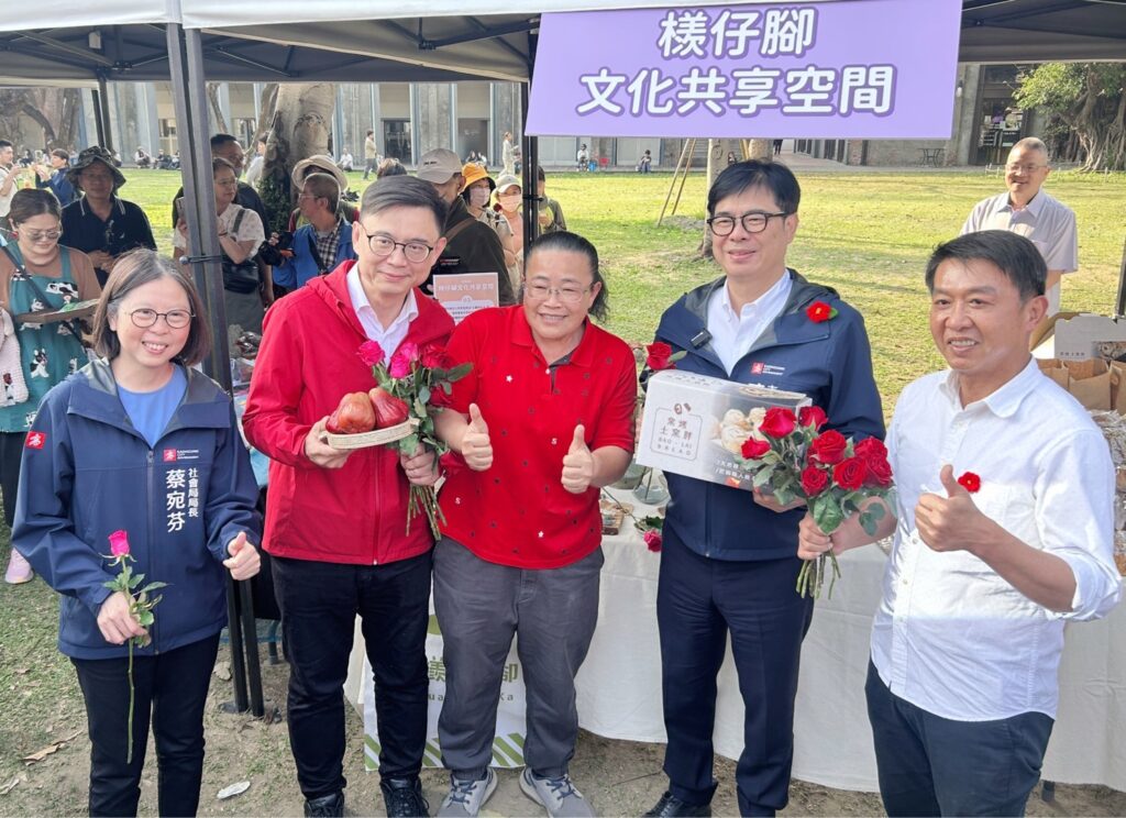 市長陳其邁至婦女培力成果攤位給大家鼓勵打氣