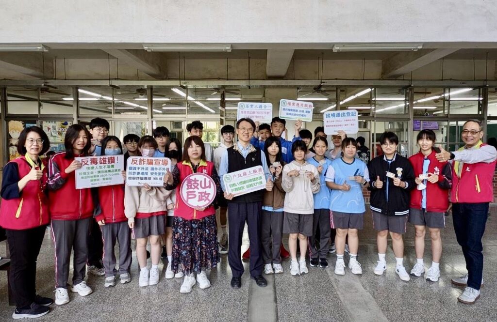 照片-鼓山戶政到校受理國三學生初領身分證