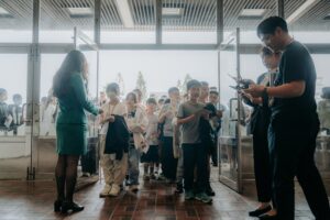 衛武營【藝企學】澎湖篇首場，布拉瑞揚舞團演出《以歌舞說故事的我們》，學生持票進場，體驗劇場觀演流程。攝影_Wayne，衛武營國家藝術文化中心提供