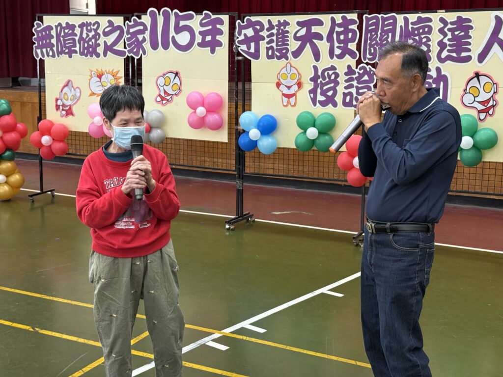 阿雲平時在無障礙之家最愛唱甜蜜的家，關懷達人親自為阿雲伴奏，讓阿雲當主唱