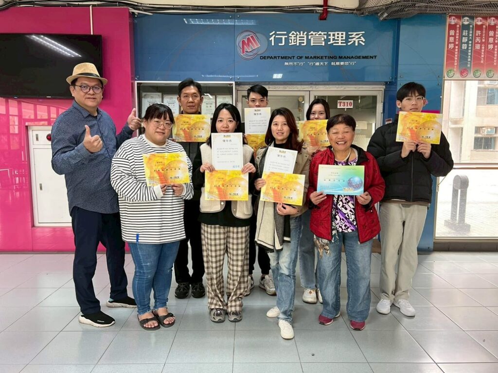 02：班上76歲最高齡的吳春美同學(右二紅衣)，不僅考取三張專業證照，還主動學習AI生成工具。