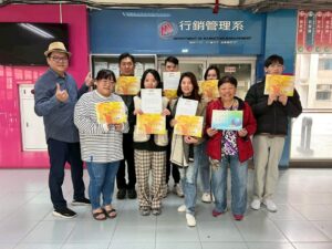 02：班上76歲最高齡的吳春美同學(右二紅衣)，不僅考取三張專業證照，還主動學習AI生成工具。