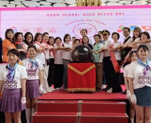 1._高雄市社會局蔡宛芬局長與行善大使共同點亮地球儀象徵與世界串連