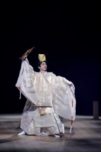 《MANSAI波麗露》劇照，攝影：細野晋司，衛武營國家藝術文化中心提供。