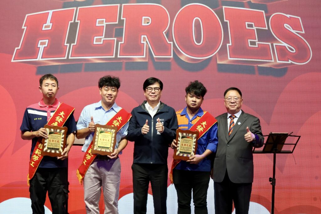 圖1-2_陳其邁一一頒獎予獲特殊貢獻獎的勞工朋友，感謝其在職場上的全心投入。_(2)