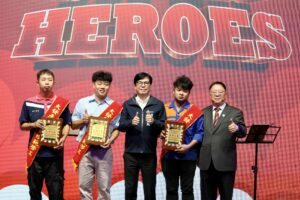 圖1-2_陳其邁一一頒獎予獲特殊貢獻獎的勞工朋友，感謝其在職場上的全心投入。_(2)