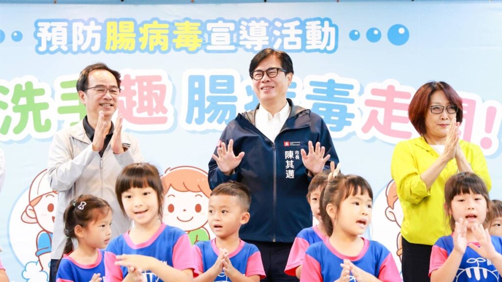 圖2-_陳其邁唱跳「洗手歌」呼籲應落實以肥皂勤洗手，學校、家長應定期進行環境清潔與消毒，維持良好衛生習慣，共同對抗腸病毒。