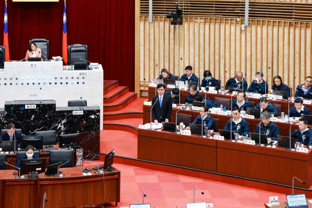 圖2-市長陳其邁今(1)日議會答詢表示，強化半導體與AI投資動能帶動高雄產業轉型　拚薪資成長並強化育兒政策因應少子化