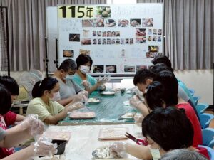 圖2-教保老師用心規畫課程，運用視覺圖卡引導身心障礙學員手作草仔粿。