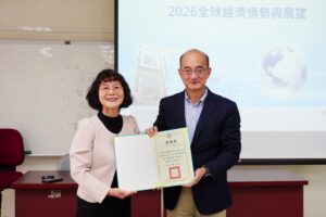 圖2 高雄空大校長陳月端(左)致贈感謝狀予台灣經濟研究院院長張建一(右)