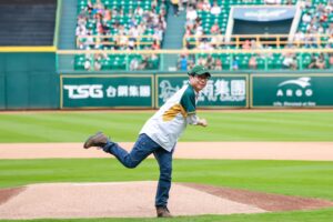 圖2陳其邁身穿地主隊台鋼雄鷹1號球衣出席開幕戰擔任開球嘉賓，並由球員林詩翔擔任捕手接球，為新球季揭開序幕。