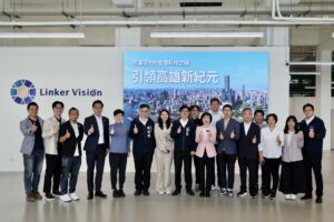 圖4_市長陳其邁於會中分享高雄城市轉型的歷程，並指出在AI產業發展上，_高雄將「劣勢轉為優勢」，致力於「彎道超車、後發先至」。