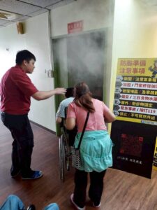 圖5：保育員陪伴輪椅憨兒體驗濃煙避難_0