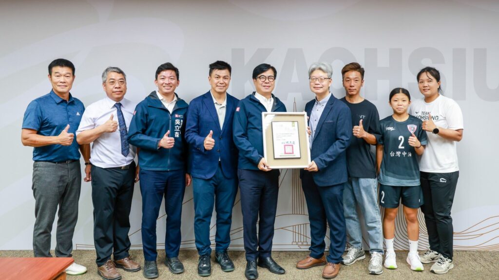 圖說3：陳其邁致贈感謝狀，表揚企業慷慨解囊，贊助高雄後勁國中女足球赴澳洲參加比賽。-1920