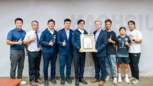 圖說3：陳其邁致贈感謝狀，表揚企業慷慨解囊，贊助高雄後勁國中女足球赴澳洲參加比賽。-1920