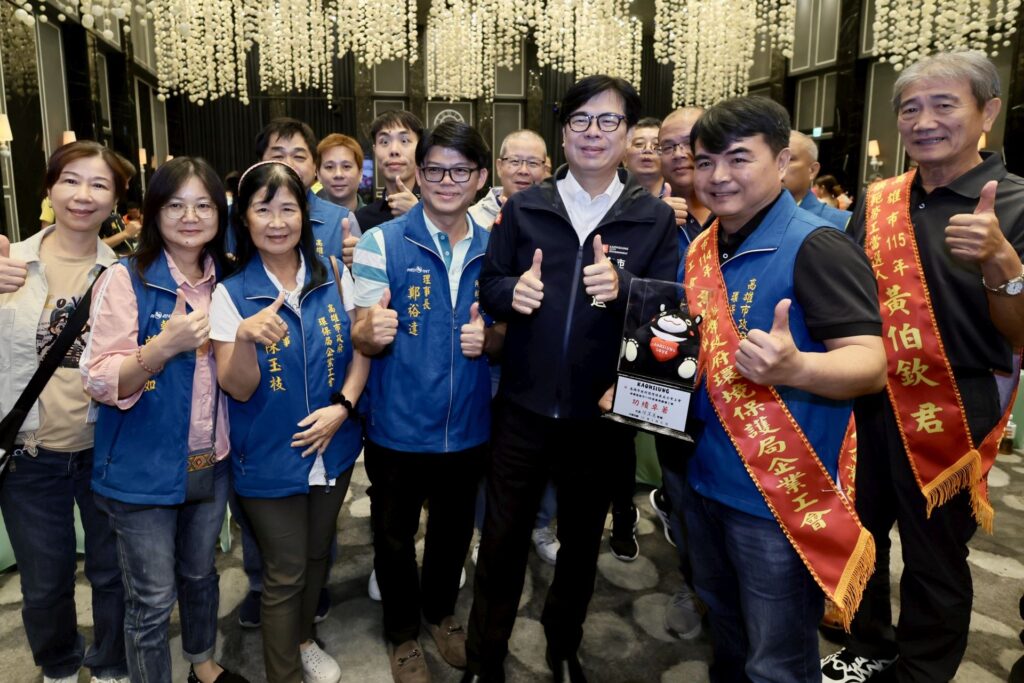 圖說4：獲獎勞工朋友會後紛紛與陳其邁市長開心合影留念。