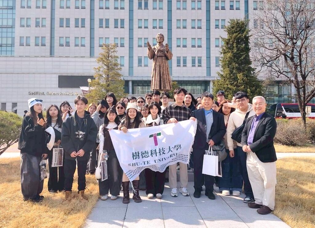 圖說一：產設系設計見學團師生在「東大門設計廣場（DDP）」前合影。