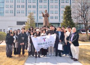 圖說一：產設系設計見學團師生在「東大門設計廣場（DDP）」前合影。