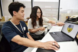 通傳_「青年就業旗艦計畫」由資深員工手把手教學，協助青年從適應職場、熟悉業務到強化專業能力，一步到位，培養企業所需即戰力。