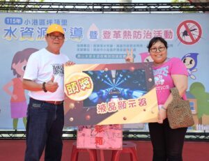 頭獎幸運兒與里長合照