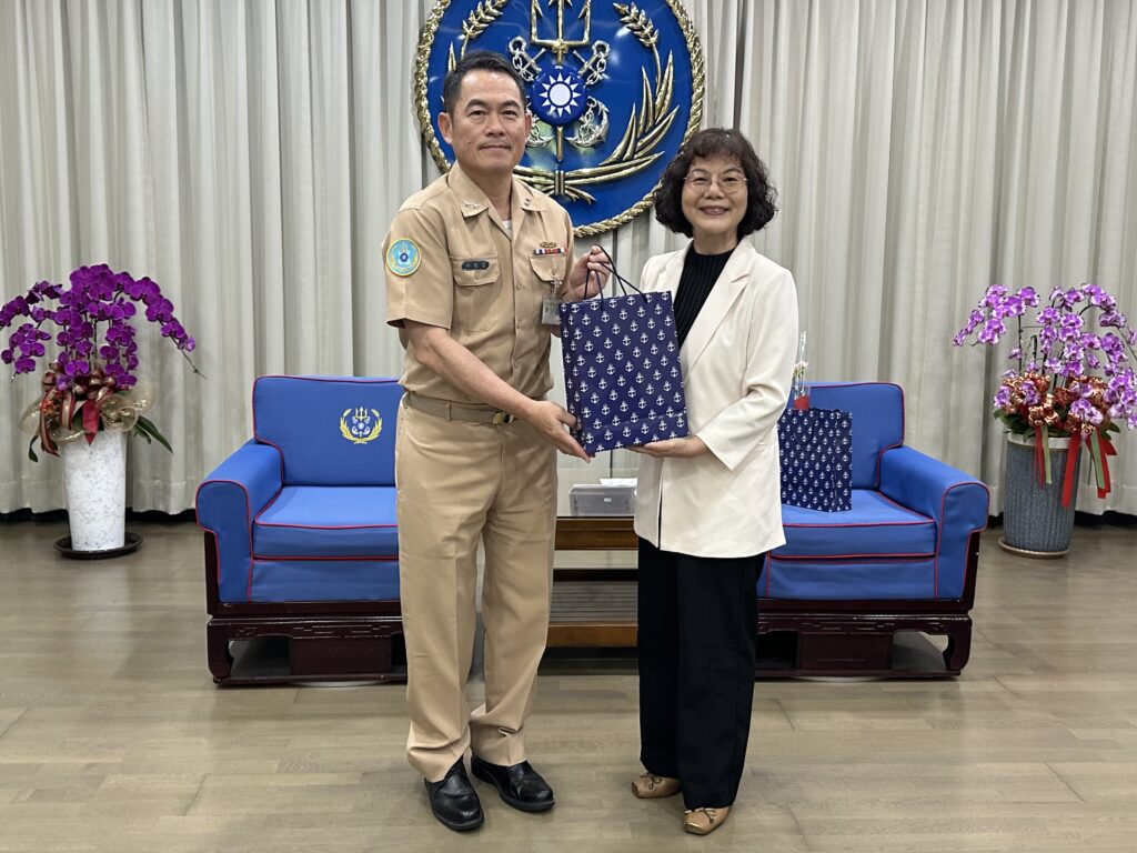 圖1 高雄空大陳月端校長(右)與海軍艦隊指揮部邱俊榮指揮官(左)交換紀念品