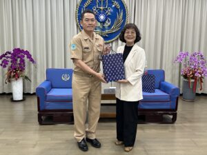 圖1 高雄空大陳月端校長(右)與海軍艦隊指揮部邱俊榮指揮官(左)交換紀念品