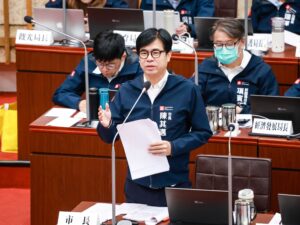 圖1_市長陳其邁於總質詢中，答覆議員有關城市大型活動管理、興建24小時國際機場、兒虐預防及醫療場所隱私等議題。