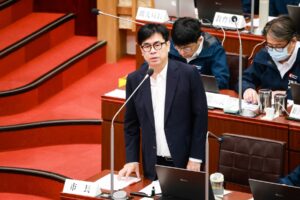 圖1_高雄市長陳其邁針對議員關心銀髮家園規劃議題，表示市府將打造在地安老與整合照顧體系，營造友善高齡生活環境。