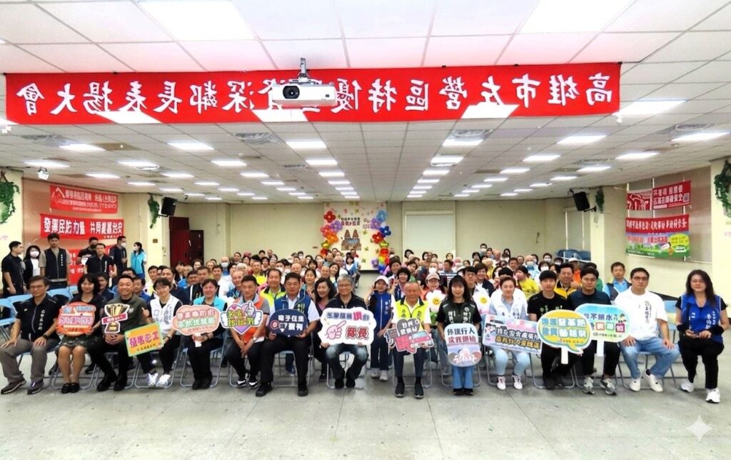 (圖1)左營區115年特優暨資深鄰長表揚活動獲獎鄰長大合照，有多位里長、立委、議員及服務團隊到場共襄盛舉。