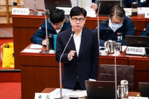 圖2市長陳其邁今(13)日上午於市政總質詢，針對兒少數位安全、少子化等多項議題提出說明。