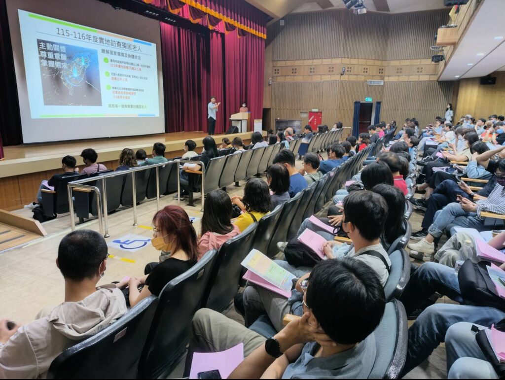 圖3-講師以豐富的實務經驗，分享獨居老人訪視技巧