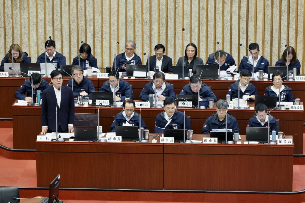 圖說-陳其邁答詢時指出，敬老卡由每年發放1,200點，調整為每月600點，未來將持續擴大適用範圍，並歡迎更多民間企業加入合作。