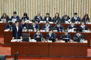 圖說-陳其邁答詢時指出，敬老卡由每年發放1,200點，調整為每月600點，未來將持續擴大適用範圍，並歡迎更多民間企業加入合作。