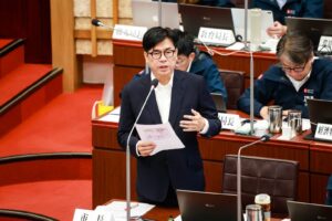 圖說-高雄市長陳其邁18日在議會市政總質詢時重申，持續極力爭取24小時國際機場，布局未來20年高雄城市發展，並帶動帶動南部半導體S廊帶產業發展。