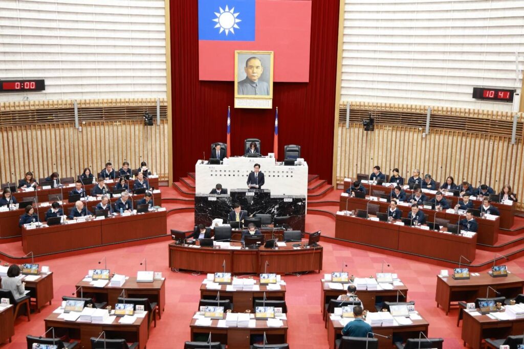 圖說2：陳其邁市長率市府團隊赴議會報告追加預算案，聚焦四大市民優先策略，今年度追加預算14.23億元，但仍嚴守財政紀律、未增加債務負擔。