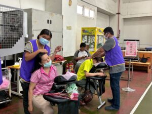 圖說5家長透過按摩放鬆筋絡 (1)