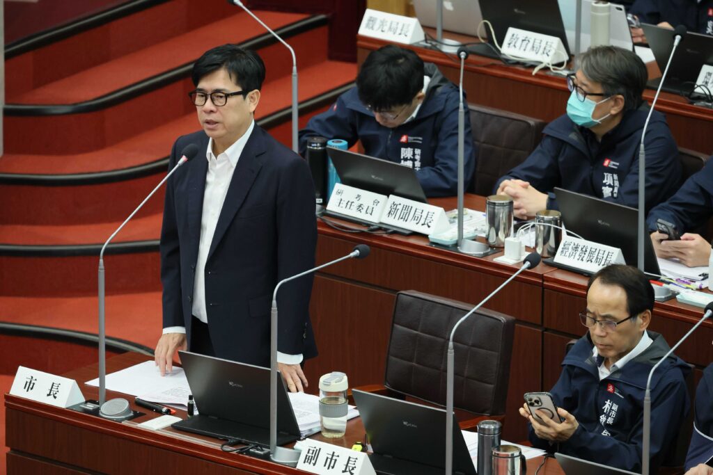 圖說_市長陳其邁於總質詢中，答覆議員有關城市IP行銷策略、林園區發展、205兵工廠開發、帶狀皰疹疫苗補助及海洋教育議題等議題。
