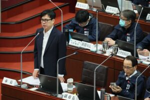 圖說_市長陳其邁於總質詢中，答覆議員有關城市IP行銷策略、林園區發展、205兵工廠開發、帶狀皰疹疫苗補助及海洋教育議題等議題。