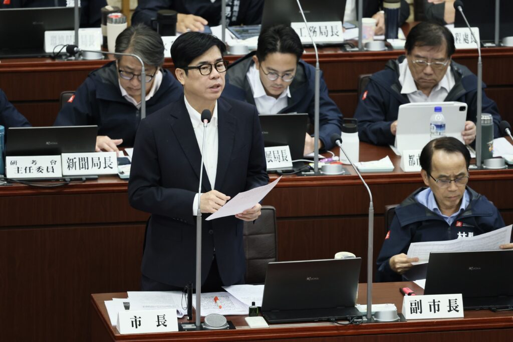 圖說：針對議員提出的農特產展售、改善美濃淹水、友善育兒、完善捷運路網及提升清潔隊員福利等議題，陳其邁市長在議事廳逐一答覆。