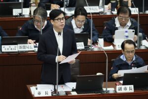圖說：針對議員提出的農特產展售、改善美濃淹水、友善育兒、完善捷運路網及提升清潔隊員福利等議題，陳其邁市長在議事廳逐一答覆。