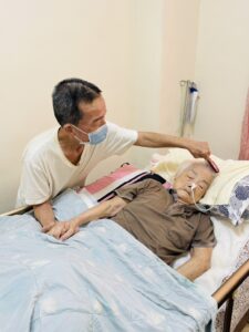 平常的生活起居由兒子一手包辦5