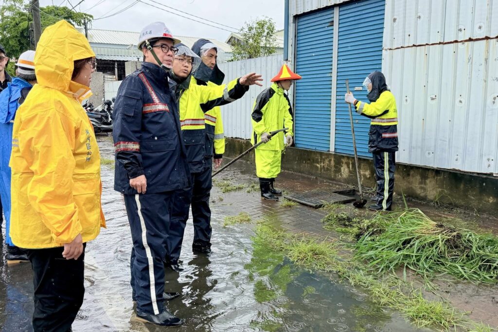 1150626-02市長視察湖內區中正路二段側溝清疏