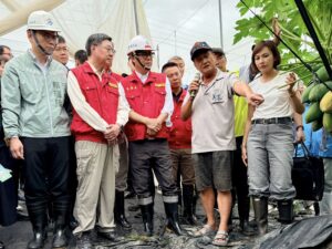 圖5_市長陳其邁陪同行政院長卓榮泰視察美濃地區木瓜災損情形，農業部已將高雄市全區全品項納入救助範圍，給予農民最即時的協助。