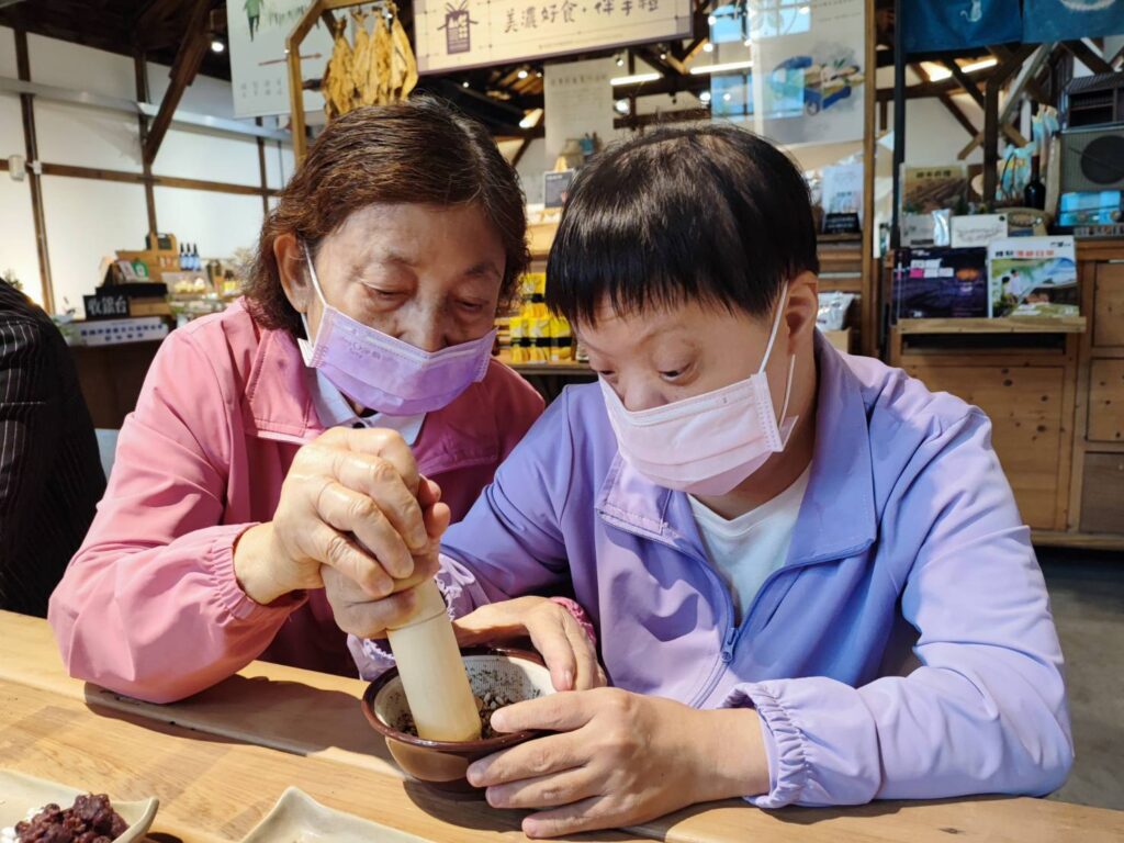 圖7小穎非常專注和媽媽一起合作